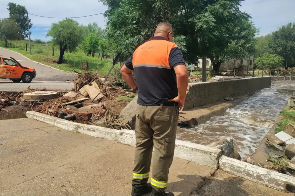 Las intensas lluvias de las últimas horas han provocado cortes de rutas y caminos debido a la crecida de los cauces, lo que ha llevado incluso a la evacuación de personas en algunos sectores.