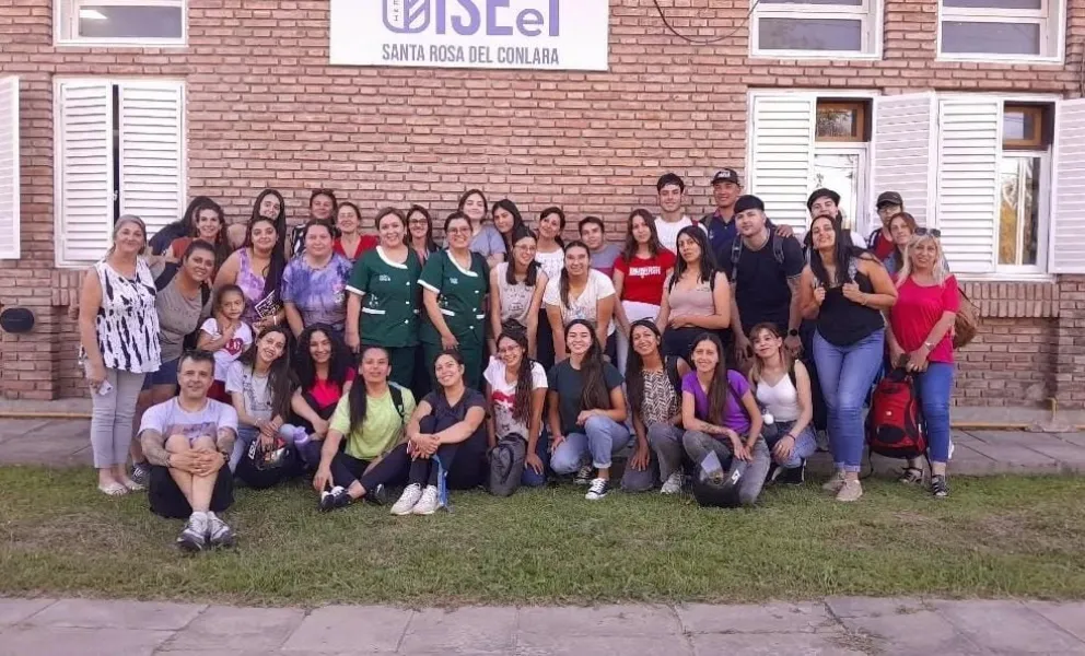 El instituto se encuentra en Ernesto Rafani S/N, Santa Rosa del Conlara, el horario de atención es de lunes a viernes de 14 a 18.