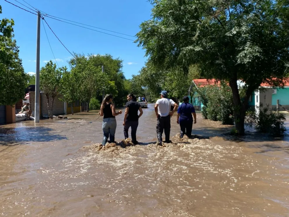 Algunas familias decidieron permanecer en sus hogares, reforzando los ingresos con bolsas de arena, mientras que otras fueron evacuadas. El operativo preventivo incluye recorridas permanentes, monitoreo del nivel del agua y resguardo de los domicilios.