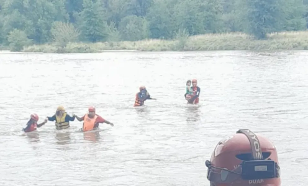 La familia oriunda de Córdoba capital, fue rescatada con técnicas de salvamento acuático.