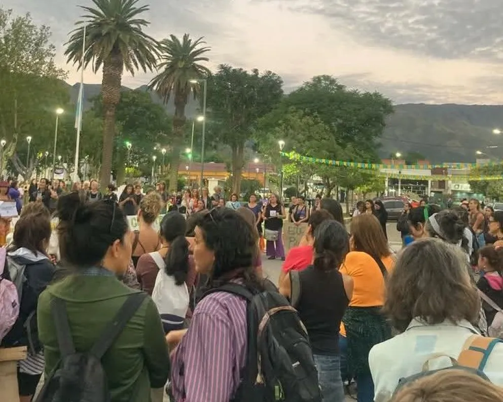 Marcha en Villa de Merlo por el Día Internacional de la Mujer. Foto Hola Watch. 