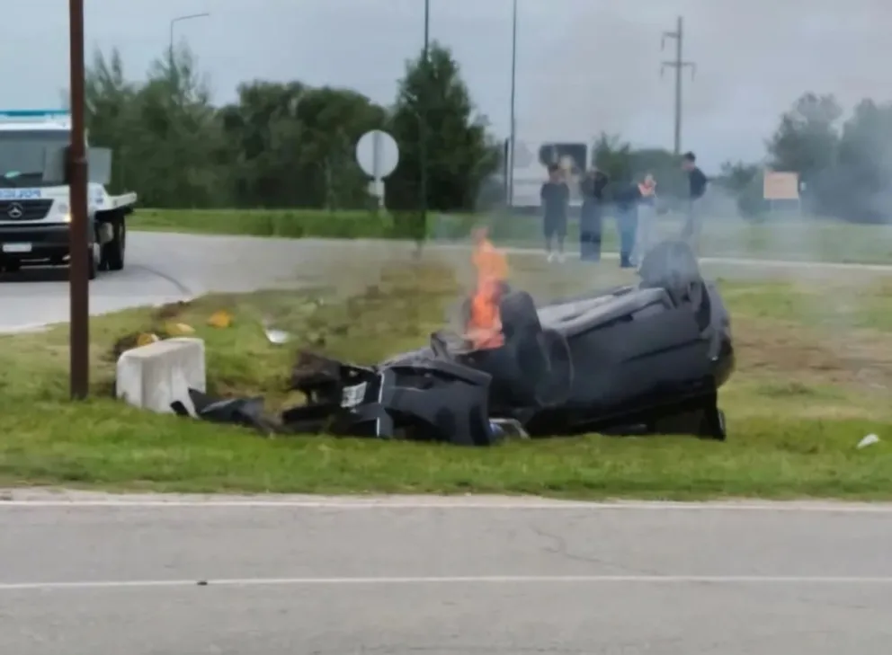 Vuelco e incendio de un auto en el ingreso a Tilisarao. Foto gentileza RADIO G