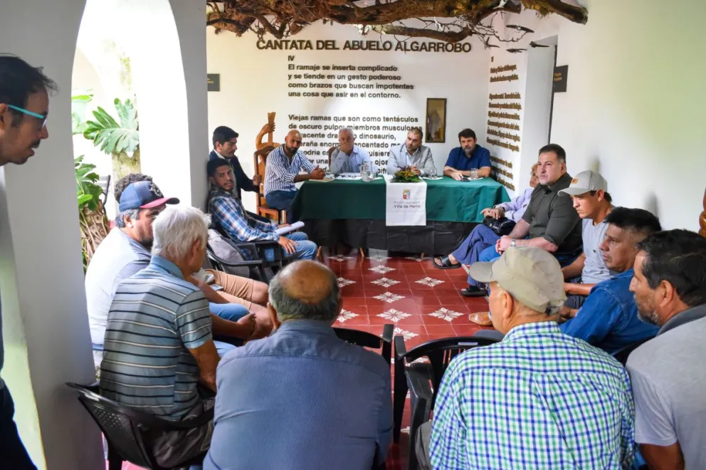 Reunión en la Casa del Poeta por la explotación del arroyo en Piedra Blanca. 