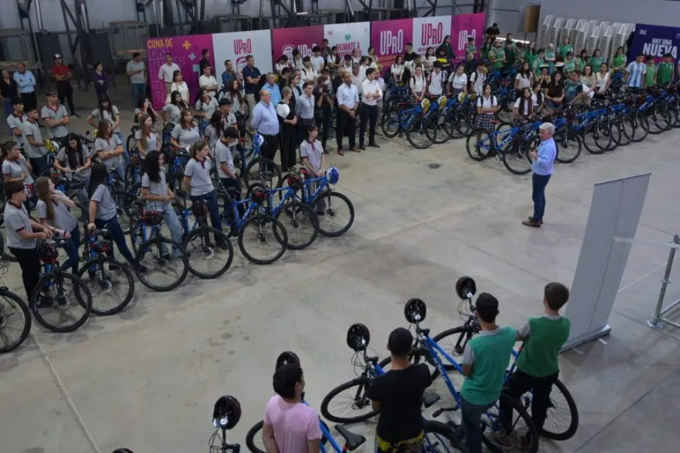 “Lo único que le pide el Gobierno de la Provincia a ustedes es que culminen los estudios”, precisó el Gobernador, resaltando así la importancia de la educación en su gestión.