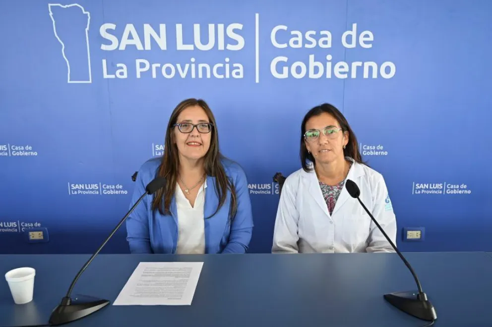 Dos médicas del sistema público de salud, Sandra de la Vega (izq.) y Marcela Valdeón, dieron detalles del plan.
