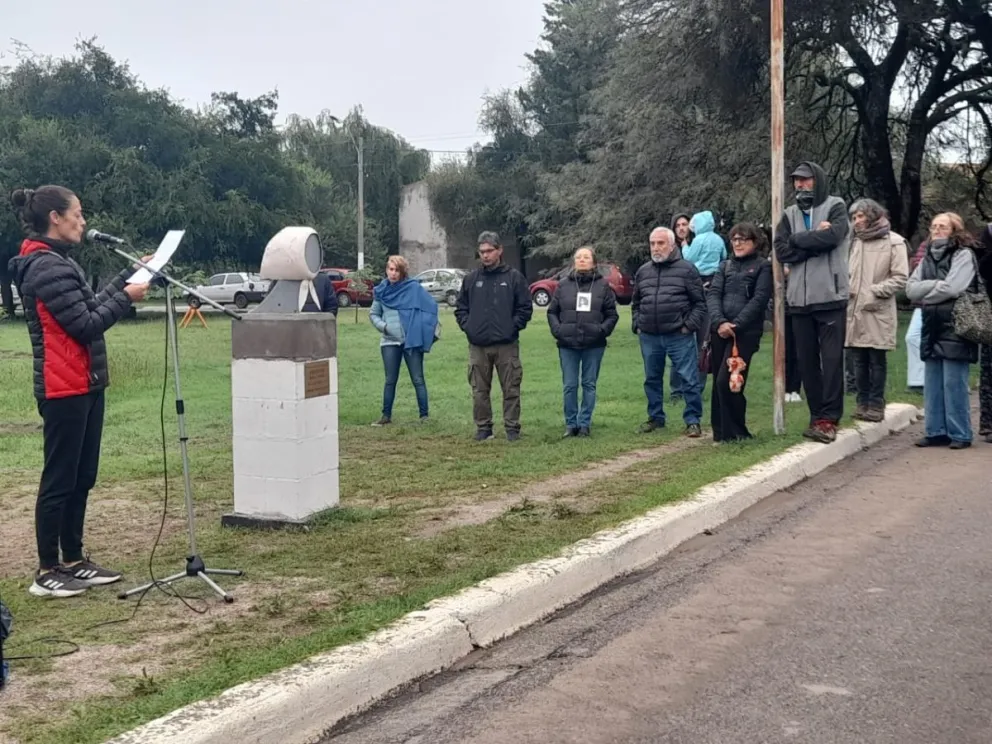 Acto en la plaza Derechos Humanos en el barrio Dabal, a 49 años del golpe de Estado de 1976.
