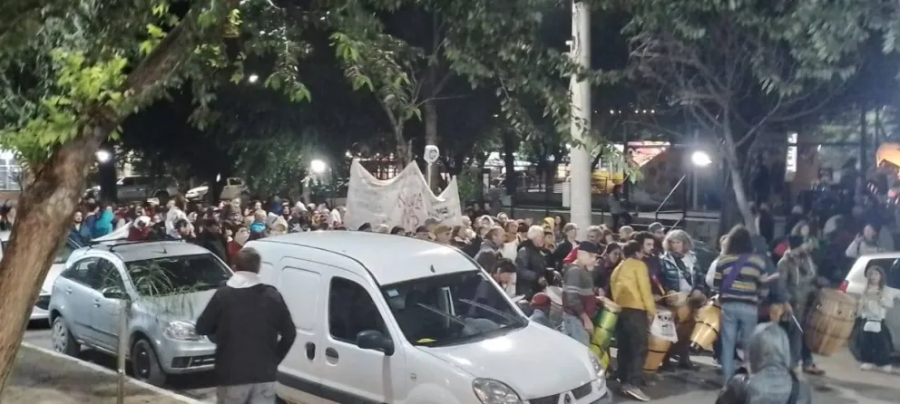 Tras las intervenciones, los asistentes realizaron una marcha simbólica alrededor de la plaza, portando banderas y pancartas que evocaban la lucha por los derechos humanos y la democracia. Foto gentileza Radio Alternativa.