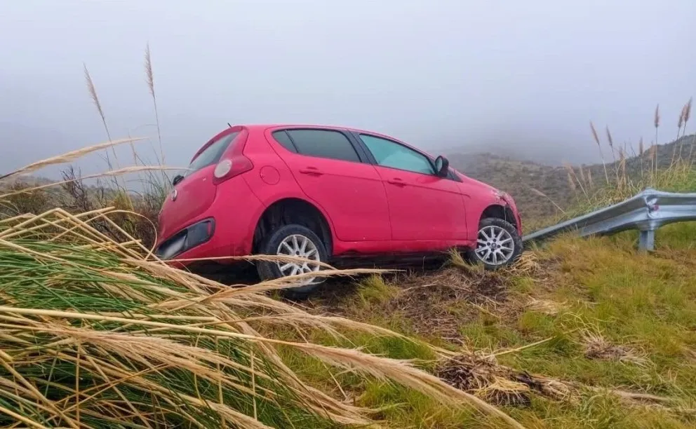 El auto siniestrado y cuyo conductor cayó al precipicio al bajar del vehículo. Foto Pol. San Luis.