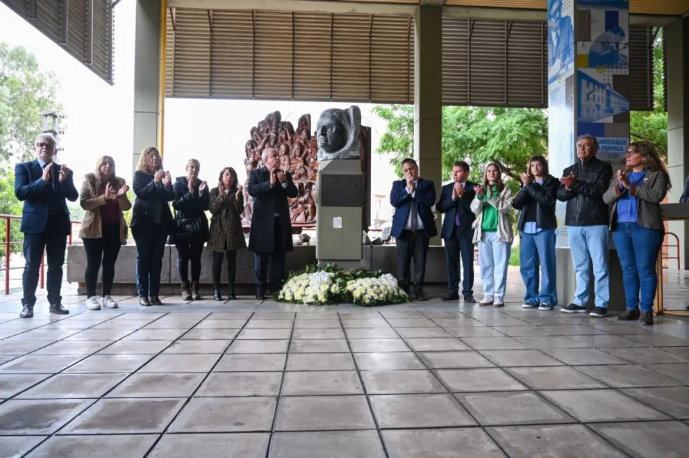 Tras la entrega de la ofrenda floral por parte de las autoridades de la Universidad y del Gobierno provincial, se realizó un minuto de aplausos por todas las víctimas de aquellos años que sumieron a nuestro país en la oscuridad.