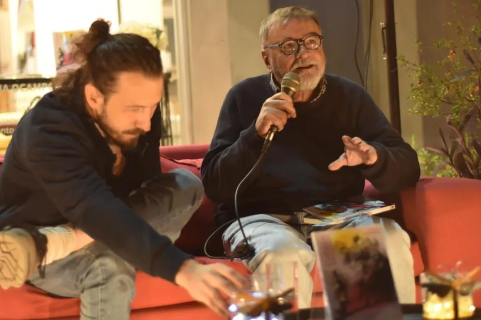 Francisco Moulia y Gustavo Menéndez, ambos escritores, durante la presentación de la novela "Coblan, el ocaso de un infame" en la librería Hexámetro.