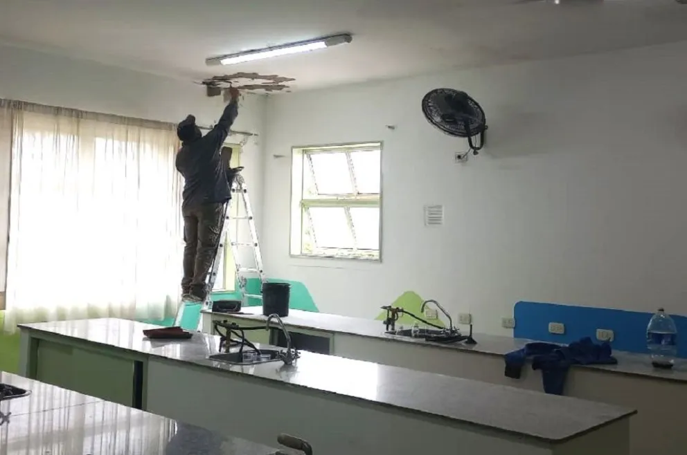 Entre los múltiples trabajos que realizan en la escuela se cuentan la impermeabilización, reparación de cielorrasos y pintura.