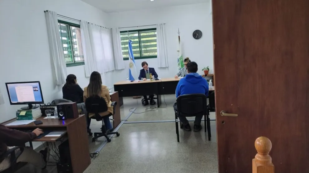 La fiscal Débora Roy Gitto explicó en la audiencia de formulación realizada este jueves por ante el juez de Garantía Nº 1, Nicolás Coppola, que el imputado envió dos veces la misma fotografía de una niña menor de edad, desnuda y que mostraba sus genitales