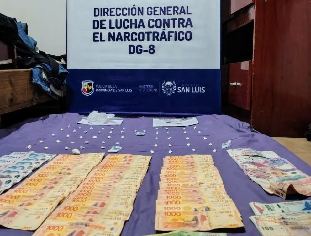 Tras el procedimiento, los policías incautaron y secuestraron 55 envoltorios de nylon con cocaína, suficientes para la elaboración de 76 dosis, valuadas en $418.000 aproximadamente. Foto Pol. de San Luis.