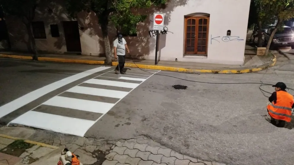 Pintan sendas peatonales en el centro histórico de Villa de Merlo.