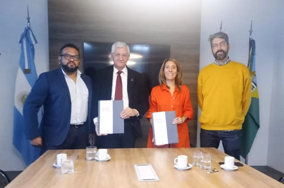 La rectora de la UNLC, Agustina Rodríguez Saá, y Horacio Antonio Quiroga sellan el acuerdo de cooperación.