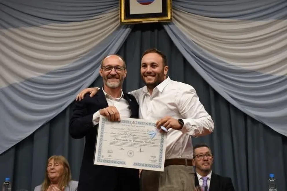 Lucas Di Diego, quien encabeza la lista de concejales de "Ahora San Luis", al momento de recibir su titulo como licenciado en Ciencias Política.