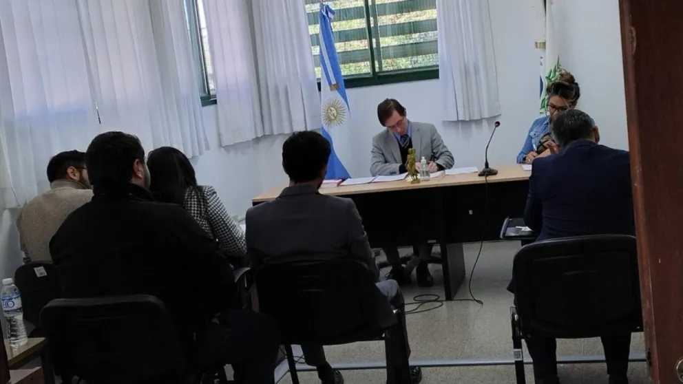 El juez de Garantía N° 1 de la Tercera Circunscripción, Nicolás Coppola, dio por formulados cargos contra una mujer de 31 años investigada por estafar presuntamente a un hombre con seis mil dólares.