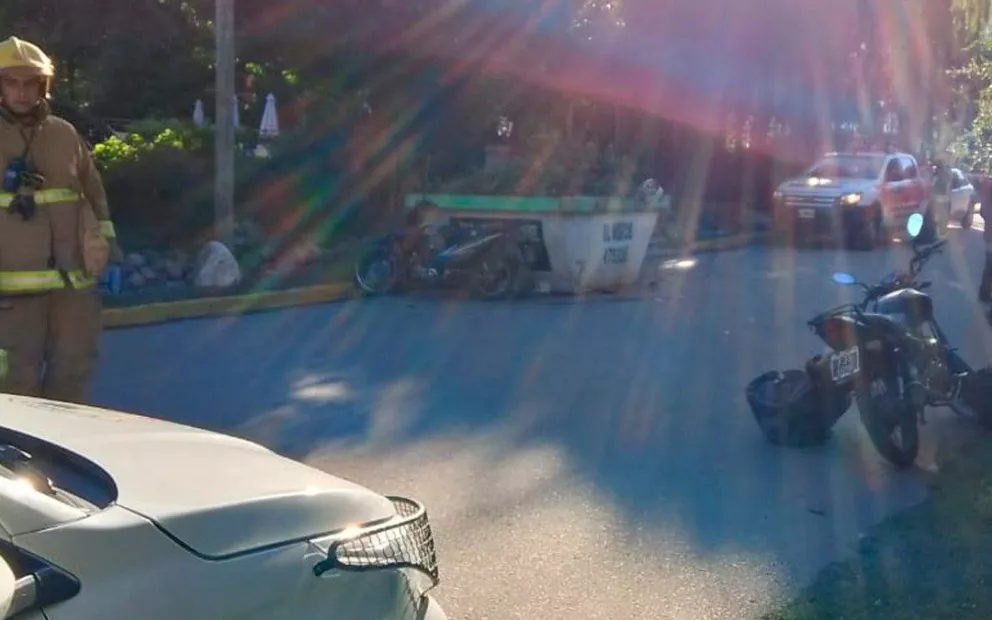 Motociclista chocó contra un contenedor.