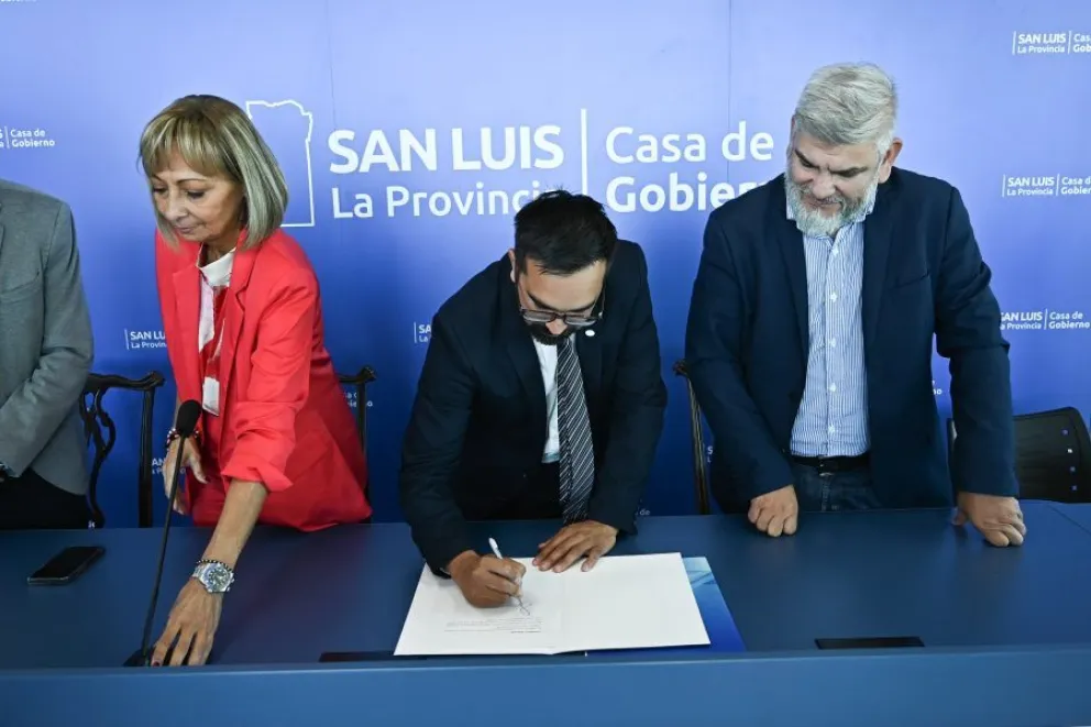 Juan José Álvarez Pinto, acompañado por Diego Gareca y Marcela Zegaib, sella el documento para conformar el ‘Cuyocultura’.

