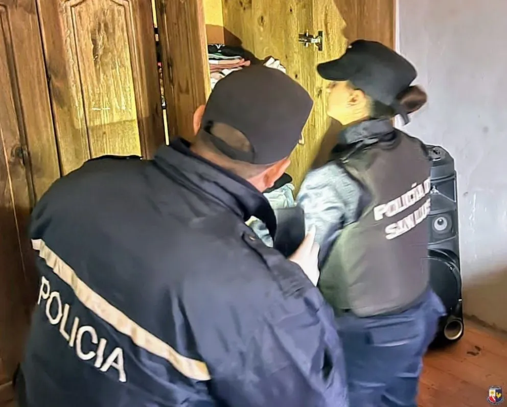 El procedimiento se originó a partir de una denuncia radicada por un joven de 20 años, quien manifestó que el pasado 29 de marzo fue interceptado mientras caminaba por la ruta provincial N°1, entre Carpintería y Villa de Merlo.