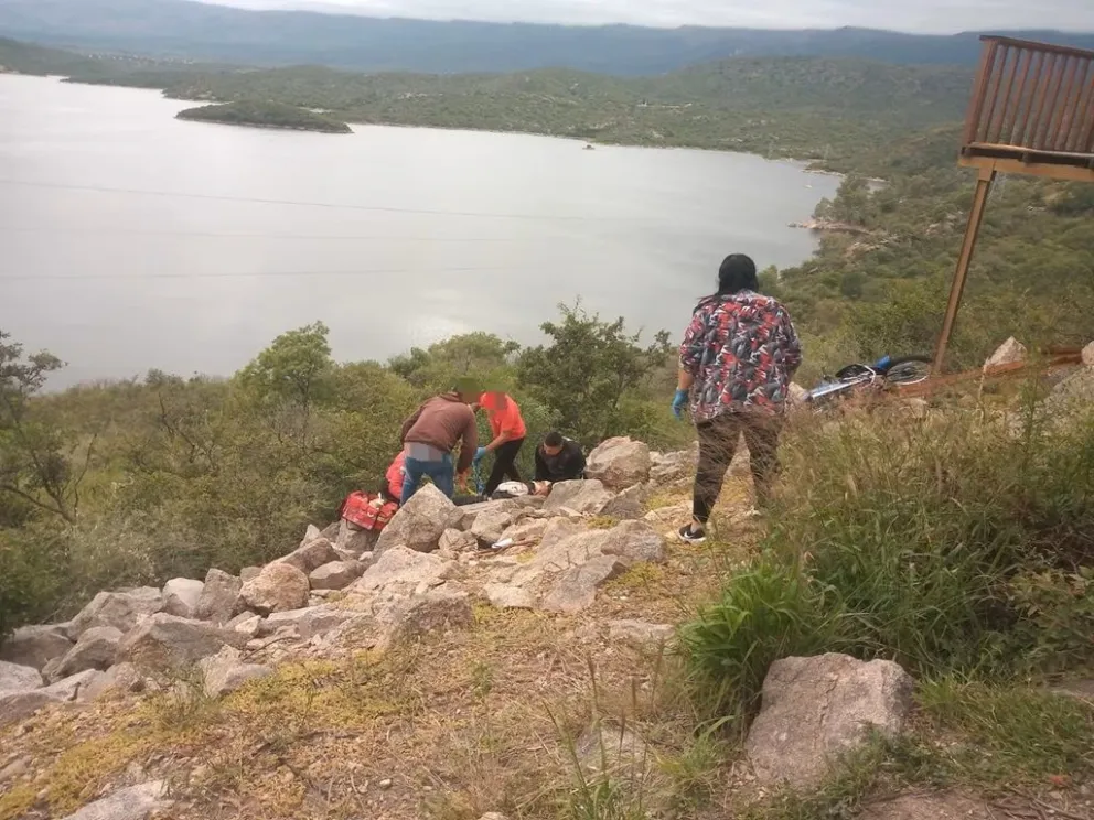 Iba en su moto y, por razones que se desconocen, desbarrancó.