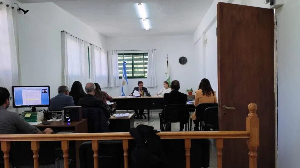 El juez Cóppola resolvió elevar la causa a juicio oral y consideró que la calificación que mejor se ajusta a los hechos es la de “robo agravado por el uso de arma de fuego en poblado y en banda, en concurso ideal, con privación ilegítima de la libertad"