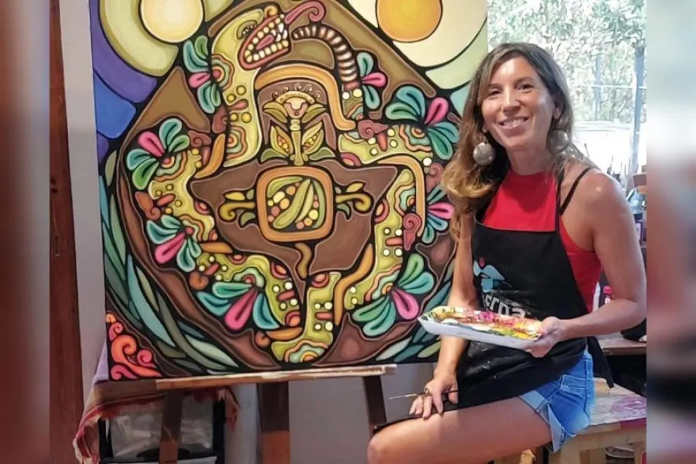 Con un estilo distintivo y una mirada particular, Mendieta explora el sincretismo religioso a través de una estética mestiza, humanista y telúrica.