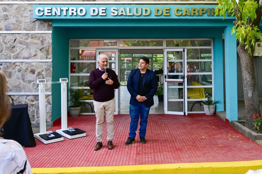 El gobernador, Claudio Poggi, junto al intendente de Carpintería, Gastón Herrera.