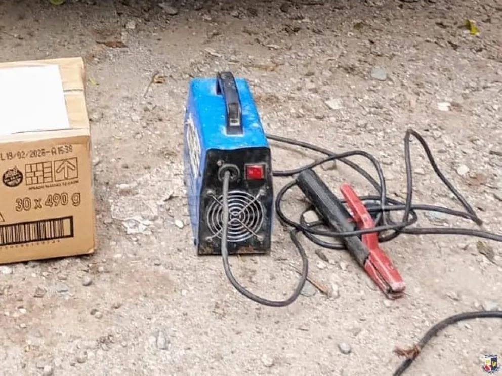 Durante el operativo, los efectivos secuestraron una máquina soldadora y un cable alargue de aproximadamente 40 metros. Ambos objetos fueron entregados de forma voluntaria por el propietario del inmueble.