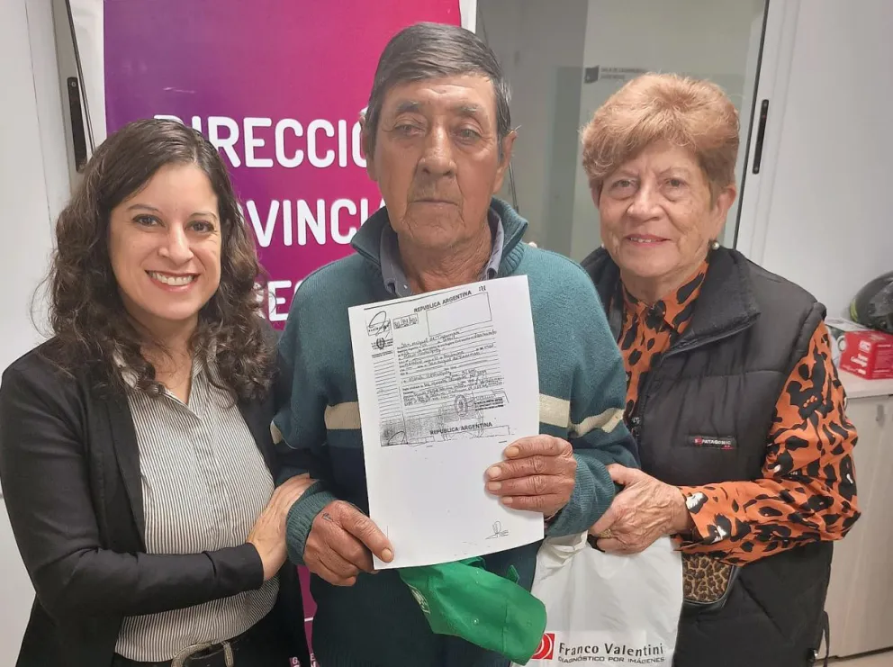 A los 74 años, Mario Rodríguez obtuvo su acta de nacimiento
