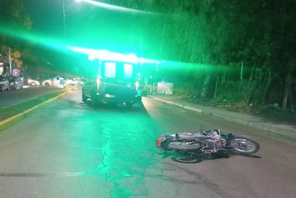 Producto del roce entre ambos vehículos, la motociclista perdió el equilibrio y cayó sobre la carpeta asfáltica. 