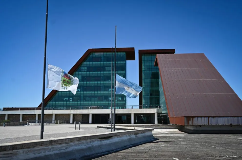 El gobernador Claudio Poggi confirmó la adhesión y dispuso que la provincia acompañe el luto oficial.