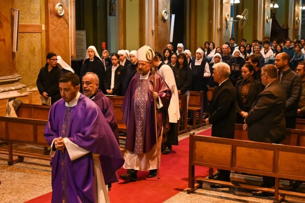 Profunda despedida al papa Francisco por el gobernador Poggi y el obispo Barba.