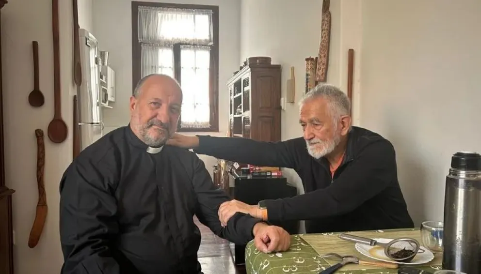 El obispo, Gabriel Barba, junto a Alberto Rodríguez Saá, en un encuentro que honró la memoria del Papa. Foto EDR