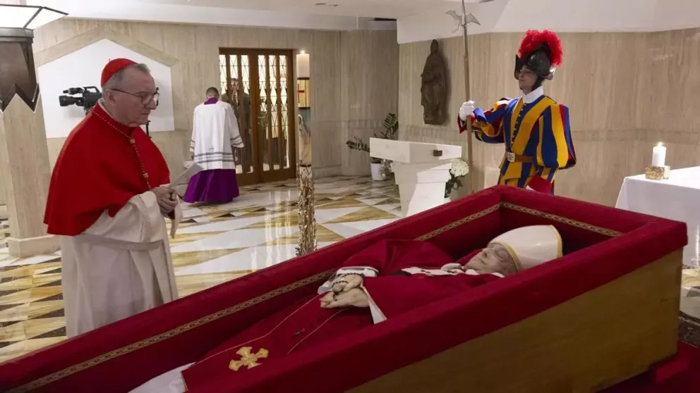 El camarlengo, el cardenal Kevin Joseph Farrel, ante el ataúd del papa Francisco durante el rito de la constatación de la muerte del pontífice en la Capilla de Santa Marta en Ciudad del Vaticano EFE/ Francesco Sforza/Dicasterio para la Comunicación.