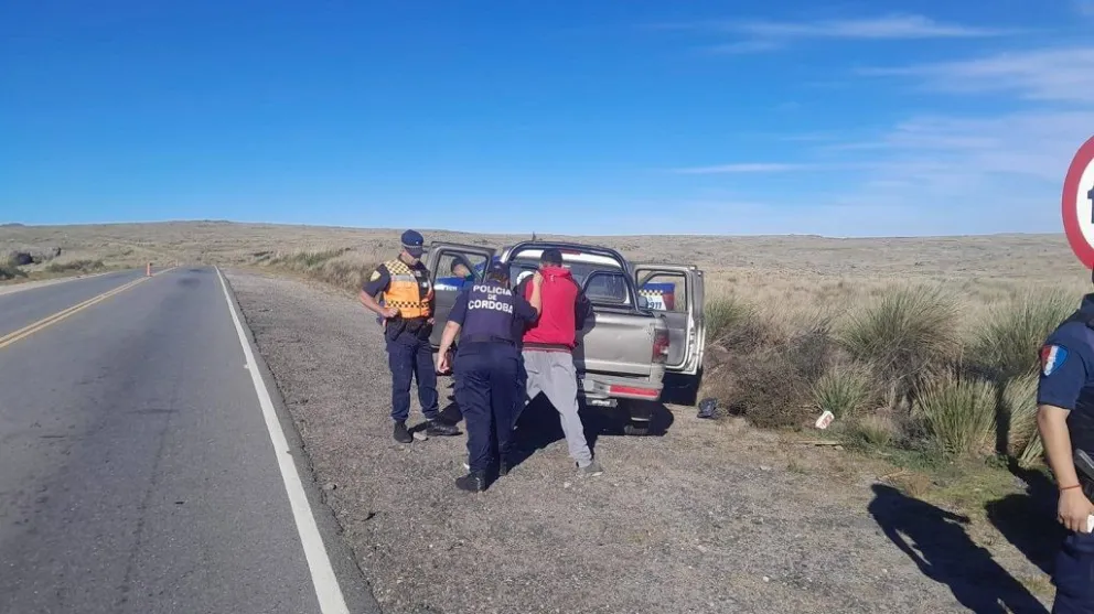  Cuatro jóvenes fueron aprehendidos por la Policía en el camino a las Altas Cumbres. (Foto: Policía de Córdoba)