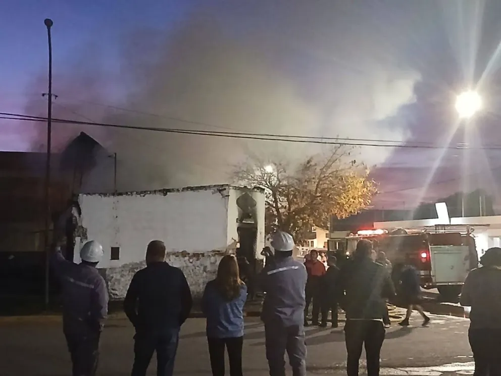 Incendio en Naschel: se quemó una gomería tradicional frente a la terminal. Foto Naschel Noticias