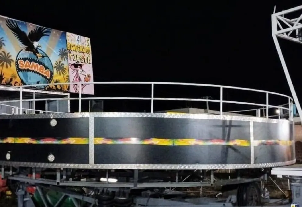 El incidente se produjo en el juego conocido como “samba”, donde una de las planchas de chapa que lo recubre se desprendió, provocando la caída de varios niños que se encontraban en su interior. (Foto: Policía)