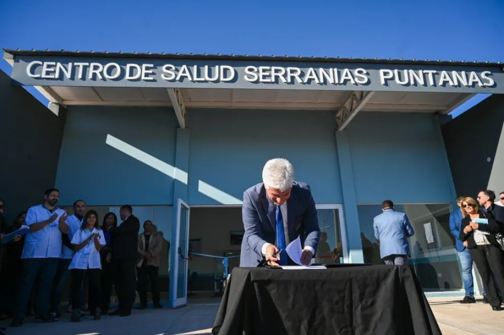 El gobernador Poggi durante la firma del decreto de adjudicación para la compra de 26 ambulancias de alta y mediana complejidad.
