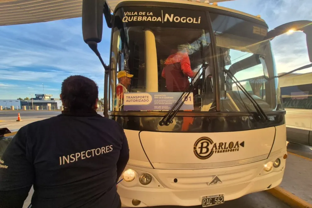 Los colectivos identificados parten desde EDIRO (plataformas 4-8, $3000 a Villa de la Quebrada) y desde el segundo anillo de La Punta ($2500 a Villa de la Quebrada).
