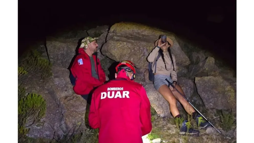 Una pareja que se dirigía a la llamada "Casa de Cristal" se desorientó en las Altas Cumbres y debió ser asistida por personal del DUAR. (Foto: Policía de Córdoba)