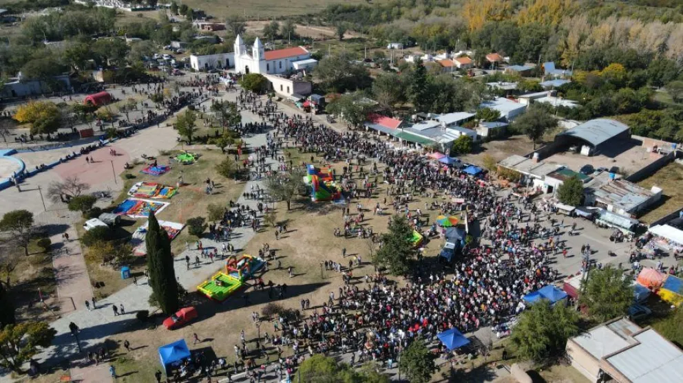 Tras la bienvenidas a las imágenes del Divino Señor de Renca y de la Virgen María, el obispo Gabriel Barba dirigió su homilía: “Solo se llega a la patria celestial si aprendemos a descubrir al Dios con nosotros”, fue su mensaje en Renca.