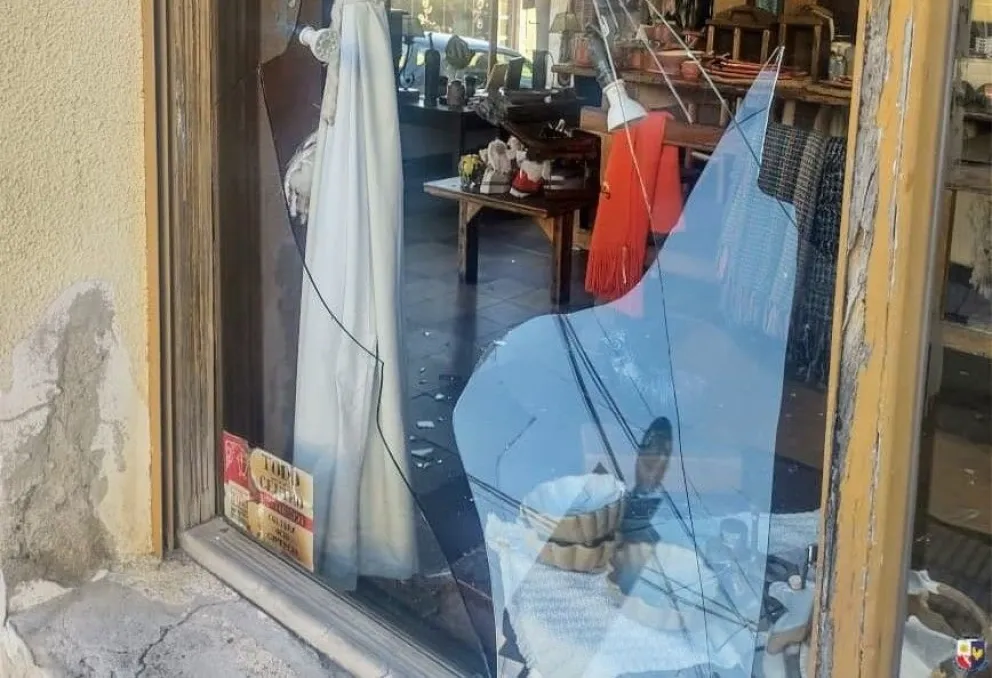 El operativo se llevó a cabo en el corazón comercial de Villa de Merlo, una zona con alta circulación tanto peatonal como vehicular. La rápida intervención de la policía permitió contener la situación y evitar mayores daños.