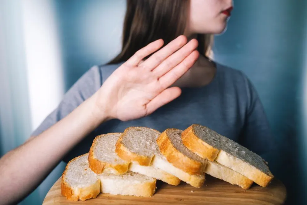 La celiaquía es una intolerancia permanente al gluten, presente en trigo, avena, cebada y centeno. 
