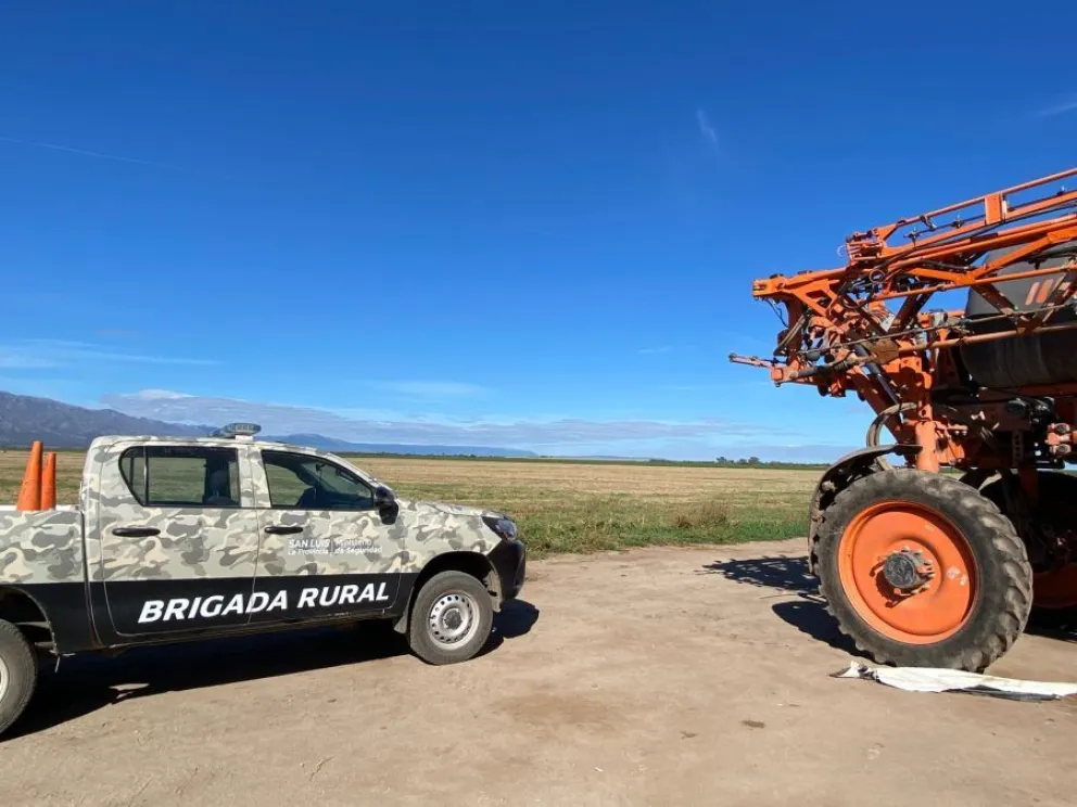 La Brigada Rural en los campos donde se fumigaba sin los permisos correspondientes.
