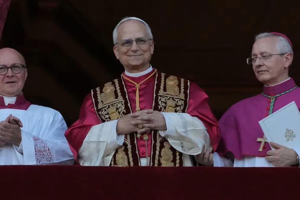 El nuevo Papa, León XIV, en su primera aparición en el balcón de San Pedro en el Vaticano, este jueves.
Andrew Medichini (AP)