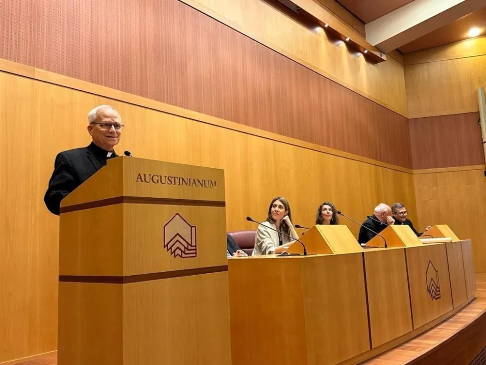 El día que la rectora de la UNLC conoció a Robert Prevost, ahora nuevo Papa. 