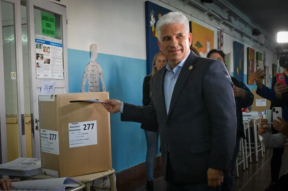 El Gobernador emitió su voto en la escuela mixta.