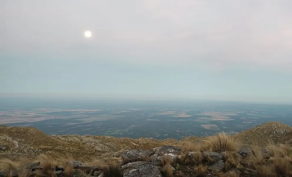Las nubes tenderían a disiparse durante la tarde, anunció la REM.