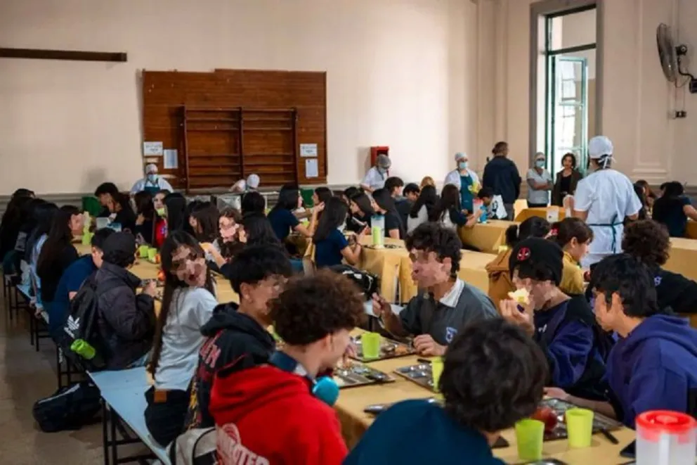 En la escuela Alejandro Carbó de Córodoba más de 2.000 estudiantes reciben un plato de comida caliente cada mediodía. (Foto: Red Social X)
